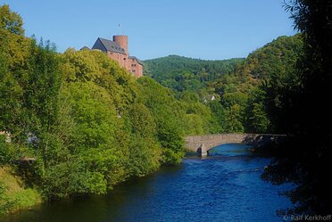 Burg mit Fluss